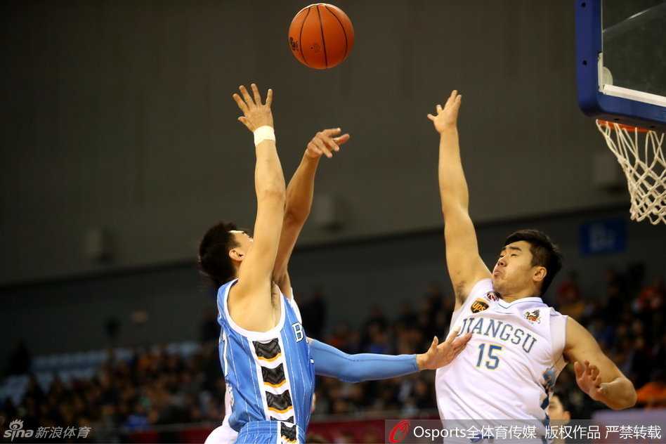 兰多夫·莫里斯在罚球线附近持球，面对防守球员，他神情专注，准备用标志性的中投为球队续上火力。