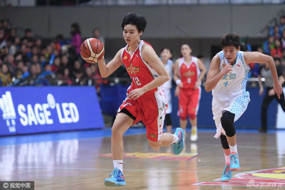 面对对手的强势上篮，北京首钢球员高高跃起，用顽强的防守筑起禁飞区，彰显卫冕冠军的决心。