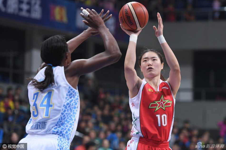 八一队球员犹如铁血卫士，张开双臂，用顽强的防守脚步死死缠住对手，诠释着军旅篮球的不屈之魂。