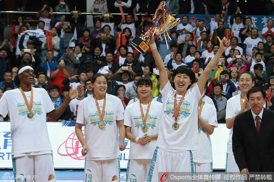 当比赛结束，队长从颁奖嘉宾手中接过那尊沉甸甸的总冠军奖杯时，全场掌声雷动。队员们簇拥在一起，高高举起的是奖杯，更是整个赛季的汗水与梦想，每个人的脸上都写满了骄傲。