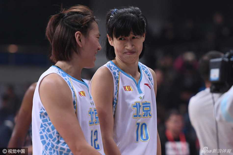 终场哨响，北京首钢女篮的队员们紧紧相拥，脸上绽放出比阳光还灿烂的笑容，这是属于冠军的荣耀时刻。