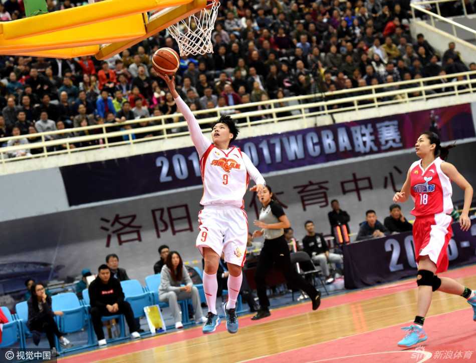 比赛结束，新疆沃疆队的球员们神情落寞地走回替补席，一位队员用毛巾捂住脸庞，难掩心中的失落与不甘，背影写满了遗憾。