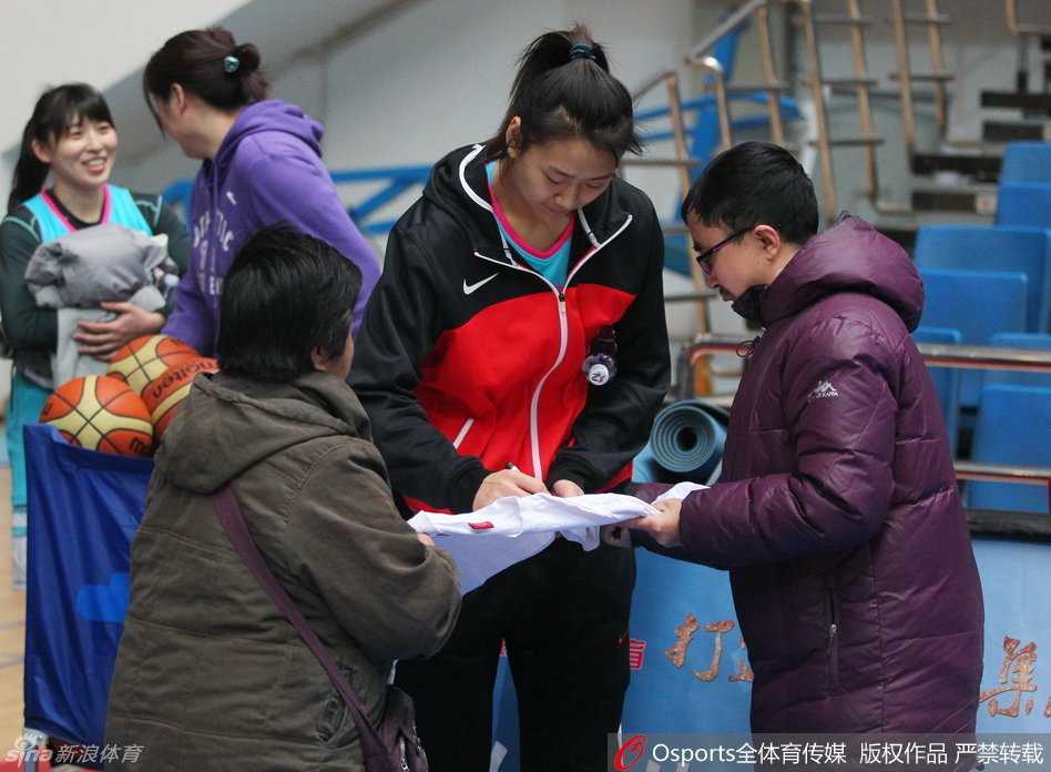 邵婷在弧顶持球，眼神犀利地观察着“防守人”的位置，随即一个击地传球给到篮下切入的队友。她的动作舒展流畅，仿佛那不是一场训练，而是总决赛的实战演兵。