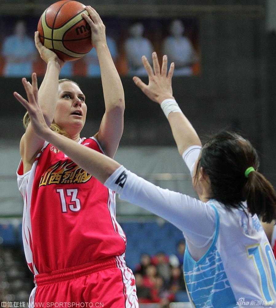 面对严防，佩妮-泰勒在空中闪转腾挪，于失去重心前顽强地将球投向篮筐，展现出超强的个人进攻能力。