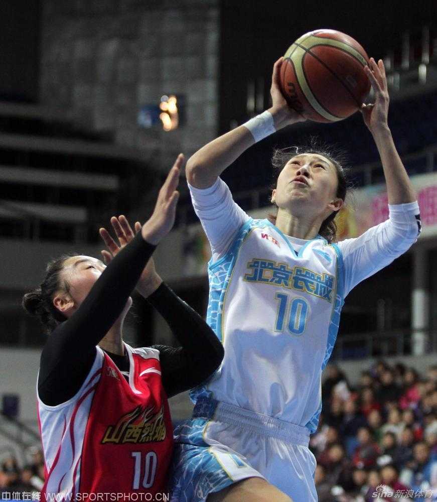 孙晓雨如灵猫般穿梭于防线之间，接球后顺势起跳，以一气呵成的连贯动作完成快攻上篮。