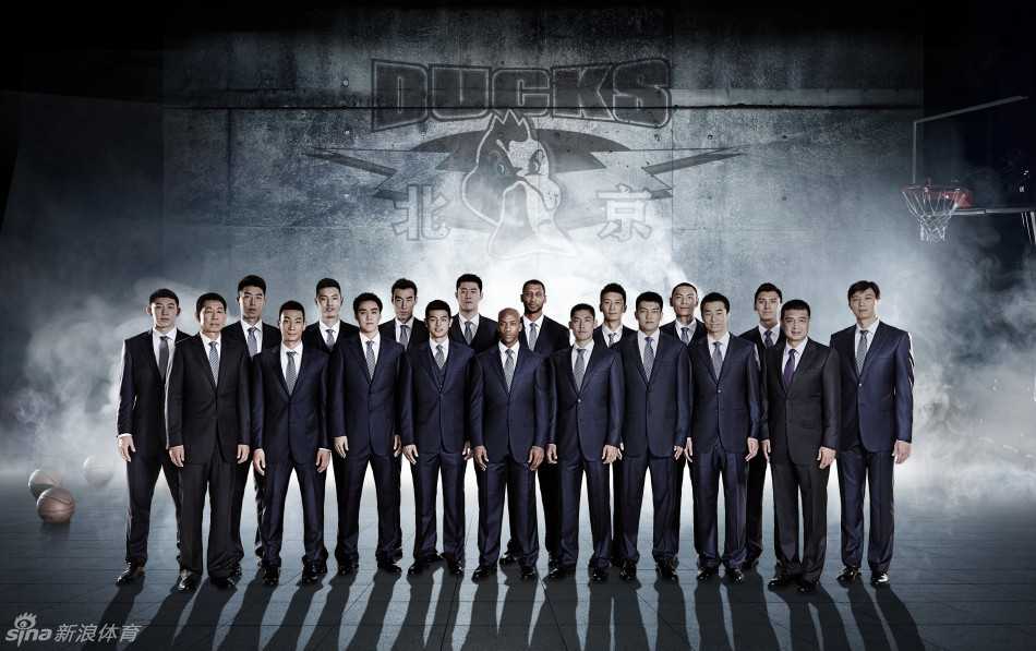 队长孙悦身着深色定制正装，单手插兜立于聚光灯下，嘴角微扬，眼神深邃，既有超模的冷峻又不失球场指挥官的霸气。