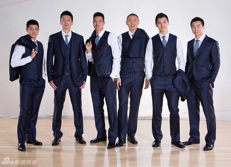 吉喆身穿修身马甲，将领结调整至最完美位置，他凝视着镜中的自己，仿佛在为即将到来的战斗做最后的准备，温文尔雅中透着一股杀伐决断。