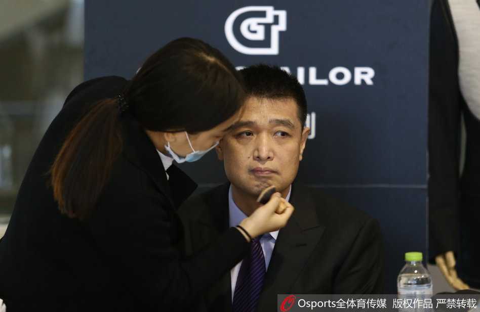 马布里与孙悦并肩而立，背景是拍摄用的高光灯，马布里手指镜头，孙悦则侧身微笑，两人默契十足，眼神中充满了对彼此的信任。