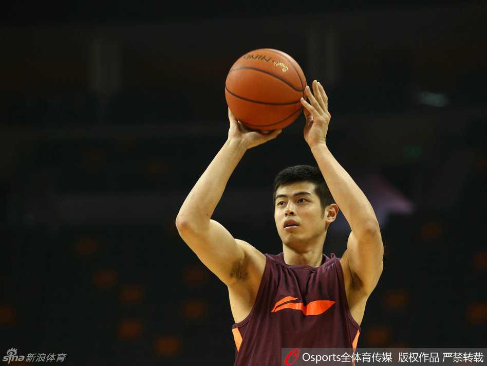 训练间隙，马布里赤裸着上身，露出精壮的肌肉，目光专注地凝视着远方，仿佛在思考着破解对手防线的策略，领袖气质尽显。