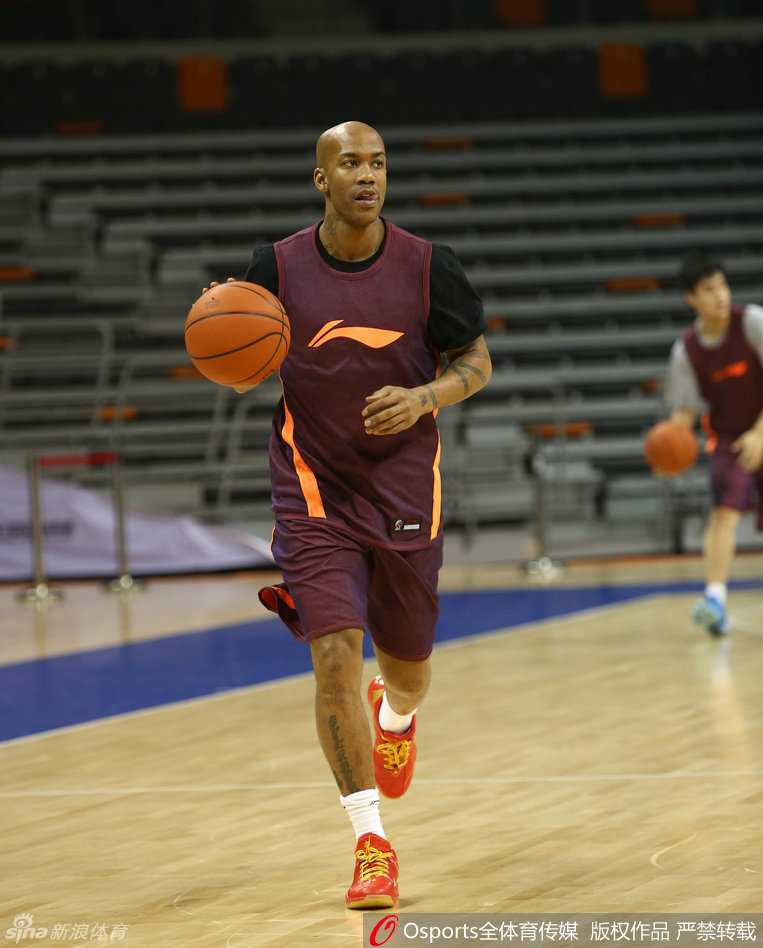 尽管右臂带有护具，莫里斯在训练中依然全力以赴。他在内线要位、接球、转身跳投，动作刚劲有力，眼神中透露着不屈的斗志。