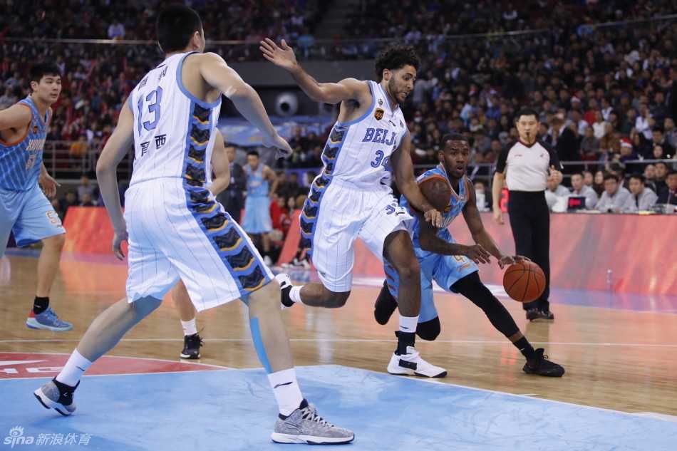 闵鹿蕾指导在场边双手拢成喇叭状大声呼喊，焦急的神情体现出他对场上每一次攻防的专注。