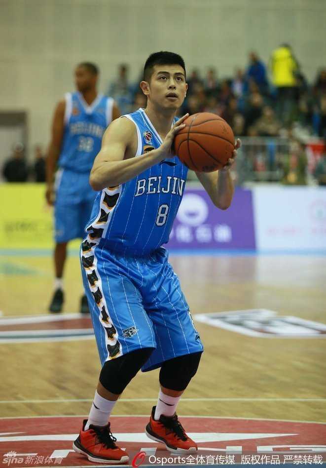 北京男篮众将团结一心，在季前赛中展现出强大的团队实力