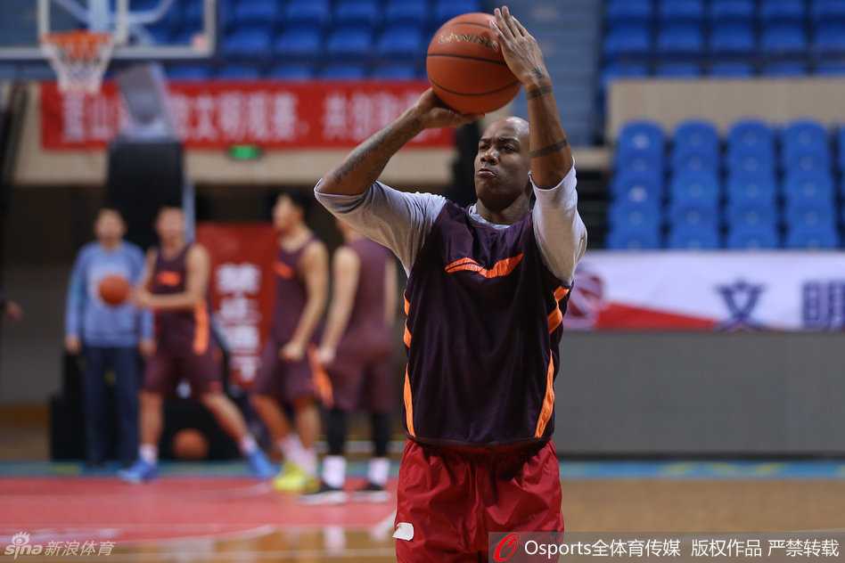 队魂马布里身披如火的红色战袍，在训练场上专注投篮，那一抹红色仿佛是他心中不灭的冠军火焰。