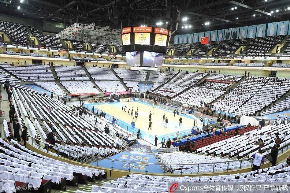 北京队主场五棵松体育馆全景，看台上整齐划一摆满了白色的助威衫，场面极为壮观，静待球迷入场。
