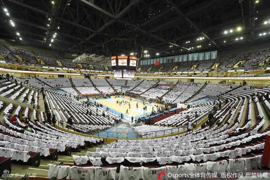 比赛进行到激烈处，看台上身着白色衣衫的球迷们集体起立欢呼，为北京首钢队的每一次进攻呐喊助威。