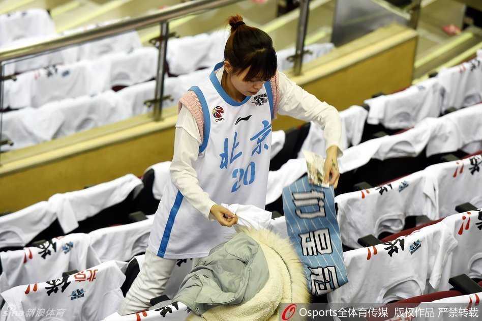 赛后五棵松场馆外，情绪激动的球迷与安保人员聚集在一起，现场气氛紧张，为这场失利后的夜晚增添了遗憾。