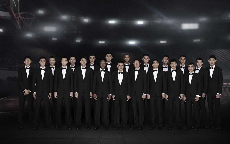 北京首钢众将帅齐聚镜头前，深色正装勾勒出硬汉轮廓，眼神坚毅望向新赛季的荣耀战场。