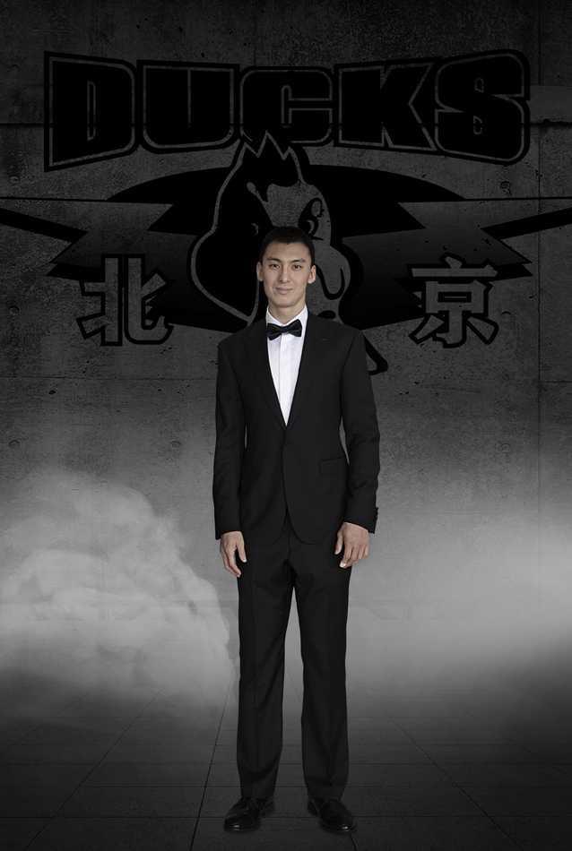 全队写真中众人表情各异，或沉思或远眺，凝聚成那个赛季首钢男篮独有的刚毅与温情集体照。