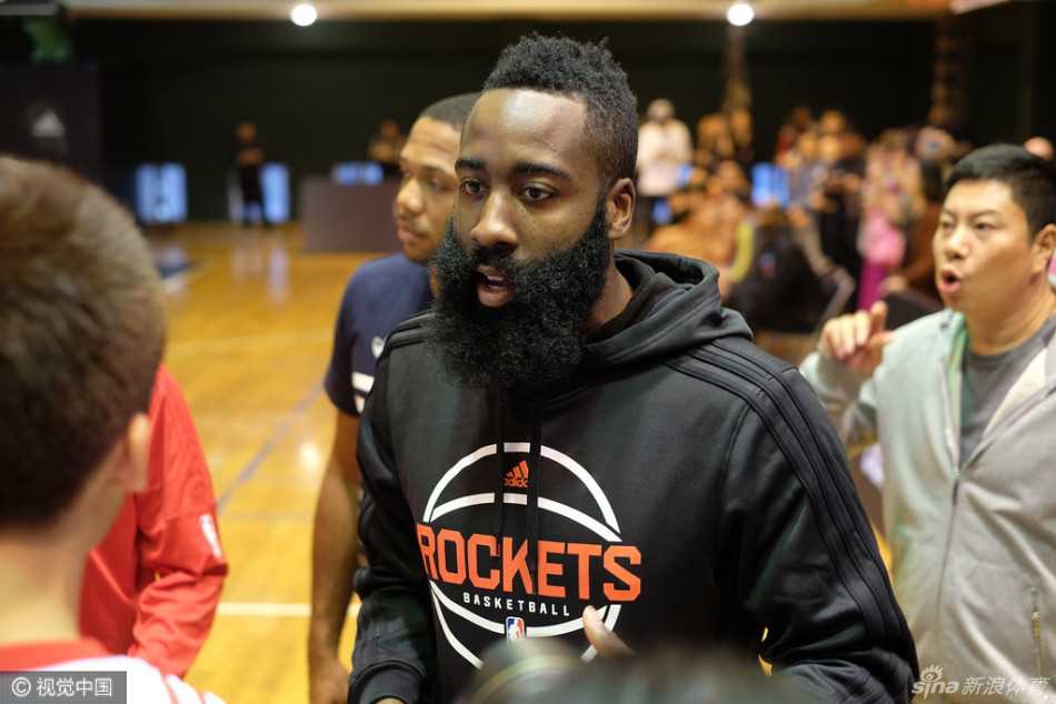 活动的尾声，所有人在北京四中的篮球馆内定格下灿烂的笑容。哈登、王治郅与满脸稚气却满怀梦想的孩子们簇拥在一起，这张合影不仅记录了2016年的那个秋日，更见证了一颗颗篮球种子的悄然萌发。