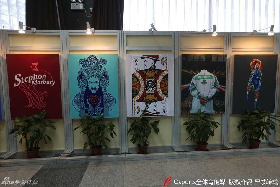 马布里全家福亮相博物馆，从母亲到妻儿，一家人的脸上都洋溢着自豪与幸福的笑容。对于马布里一家来说，北京早已是他们最温暖的第二个家。