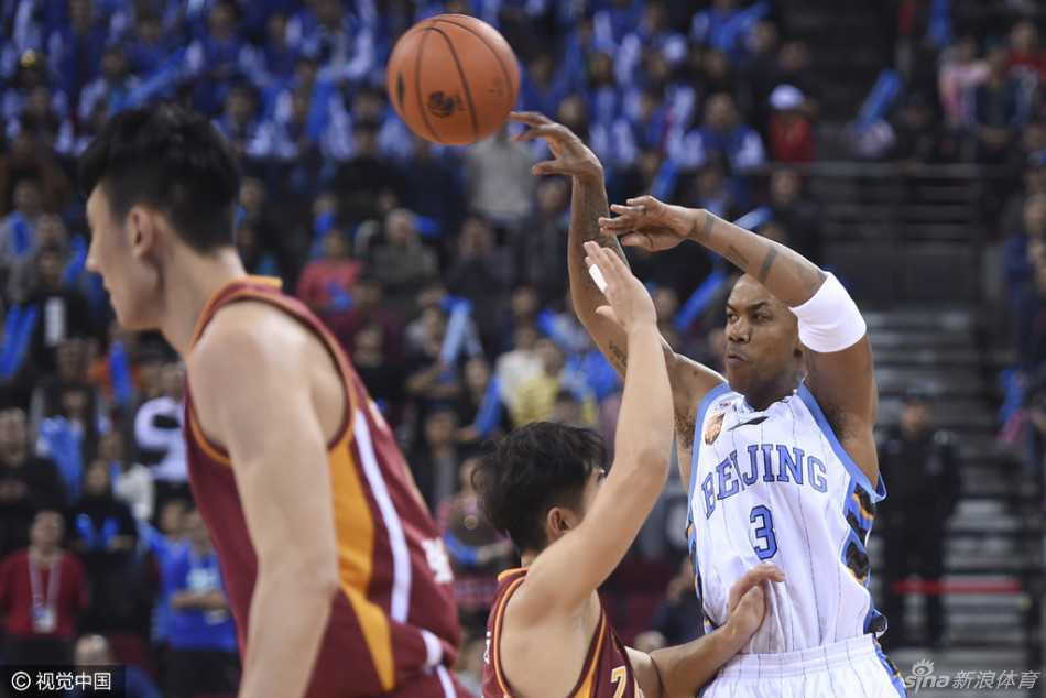 篮下对抗瞬间，吉喆咬紧牙关，用并不占优的身体顶防对方强力中锋，手臂高高举起，眼神中透露出不容侵犯的坚毅。