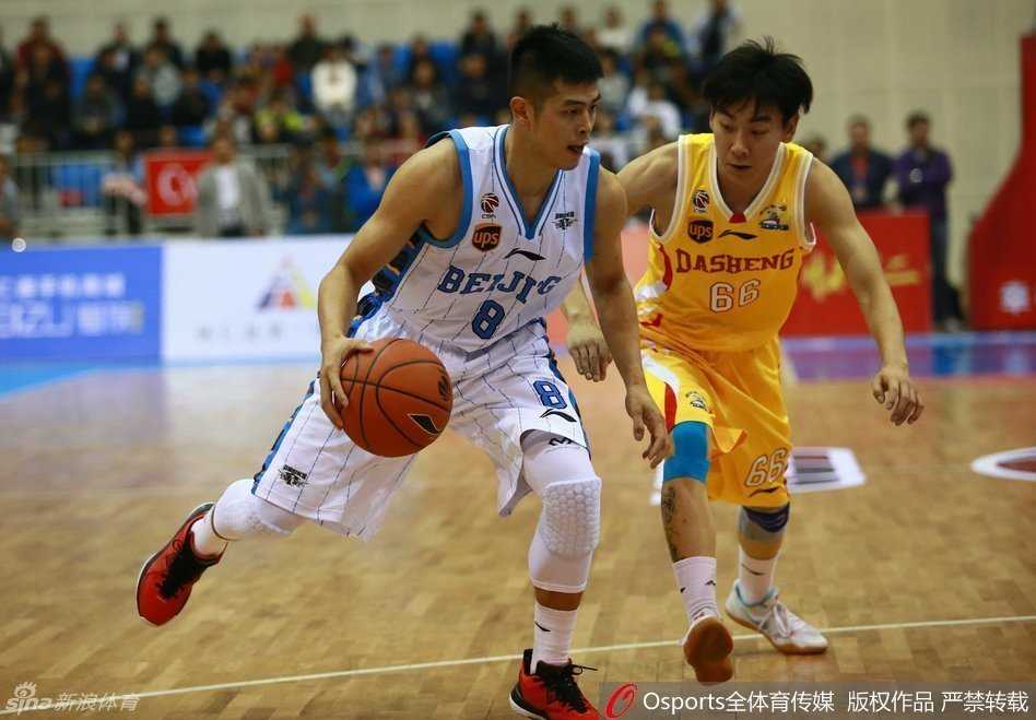 篮球场上最残暴的艺术！莫里斯在内线接到传球，随即上演双手暴扣，整个篮筐都在他的重扣下颤抖，宣告着北京内线的绝对统治力。