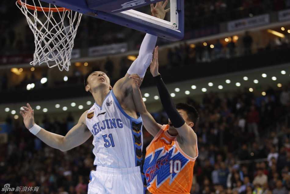 吉喆高高跃起，用坚定的意志和长臂封堵住刘晓宇的投篮角度，这一幕成为了北京队铁血防守的缩影。