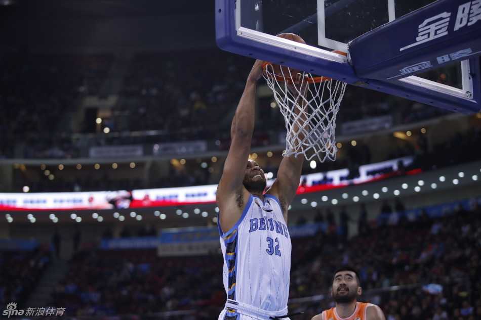 莫里斯在对手内线群中高高跃起，单手持球砸向篮筐，完成一记充满暴力美学的震撼暴扣。