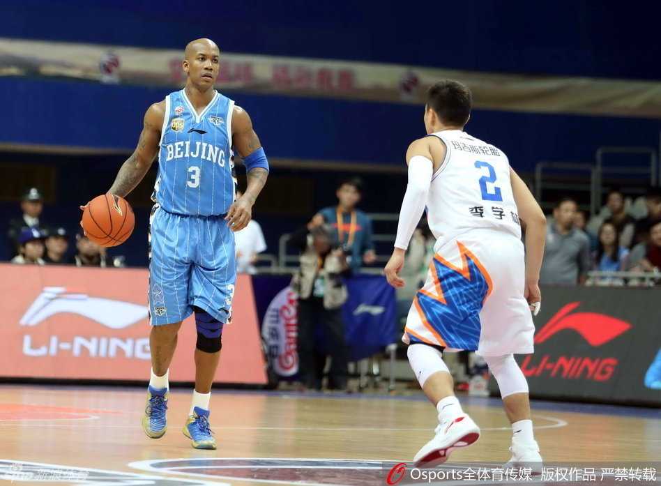 斯蒂芬·马布里弯弓搭箭，蓄势待发，经典的突破姿态仿佛要撕裂任何坚固的防守。