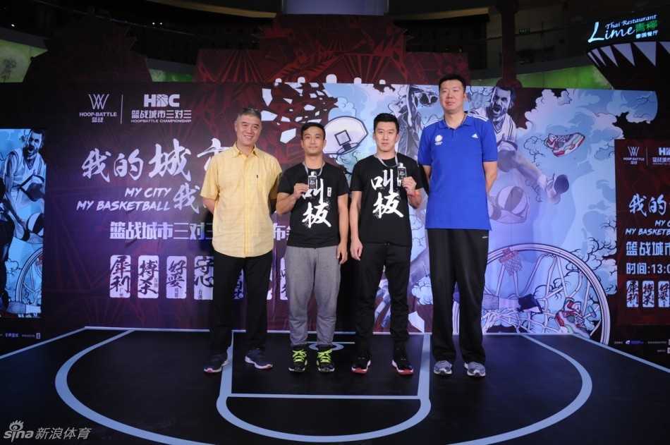 篮战城市三对三项目经理钟晨在发布会舞台上进行发言，他身后的大屏幕展示着赛事的核心信息，这位年轻的体育管理者正在向在场的嘉宾和媒体描绘民间篮球的全新蓝图。