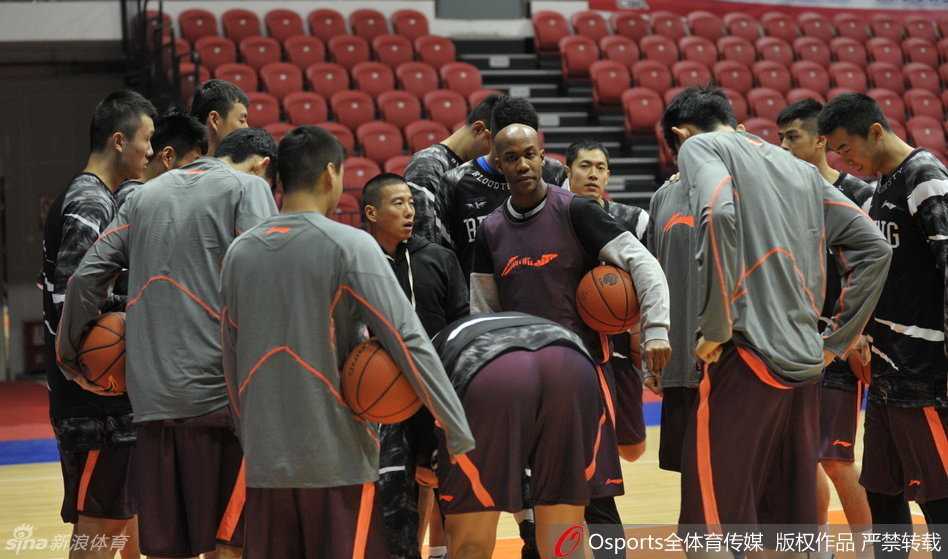 全队正在进行高强度的战术合练，球员们积极跑动，穿插配合，力求在赛季开始前将默契度调整到最佳，球场上一片紧张有序的备战景象。