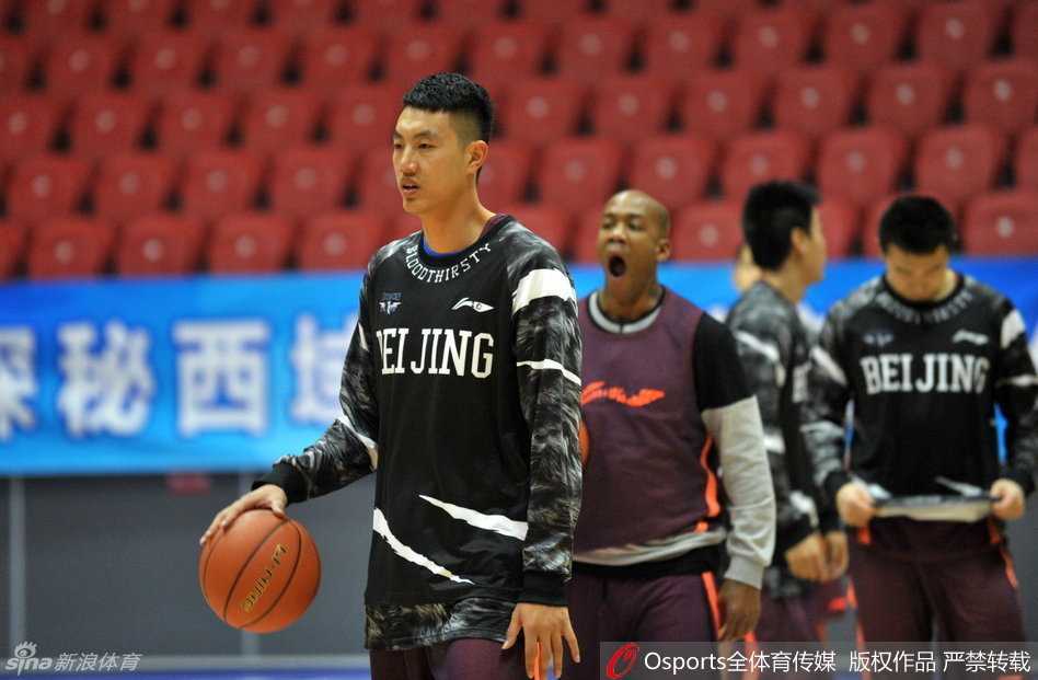 训练结束后，教练组将球员们聚拢在一起，进行最后的战术布置和心理动员。大家围成一圈，神情严肃，预示着对即将到来的常规赛势在必得。