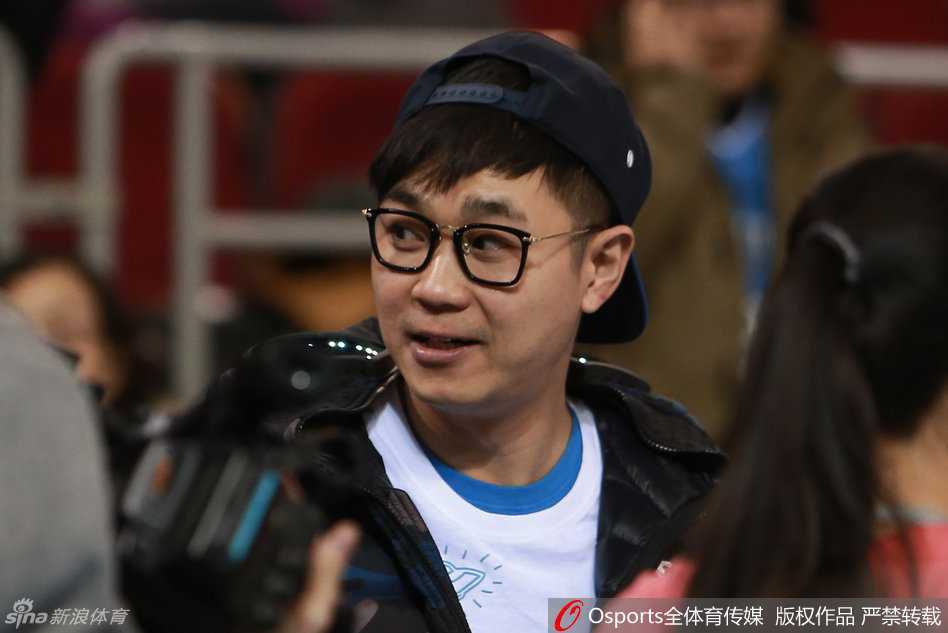 面对突然化身的‘煎饼鸭’，大鹏笑得合不拢嘴，双手紧紧握住那双毛茸茸的鸭掌，仿佛见到了失散多年的老友。