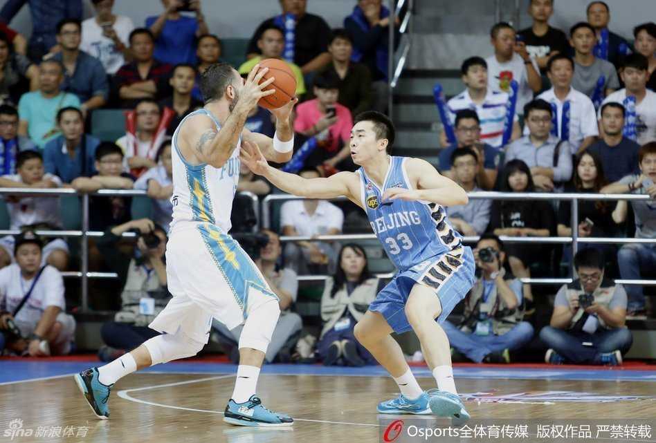 马布里加速突破防线，他压低重心双手紧紧护球，眼神中透露出不可阻挡的杀气。