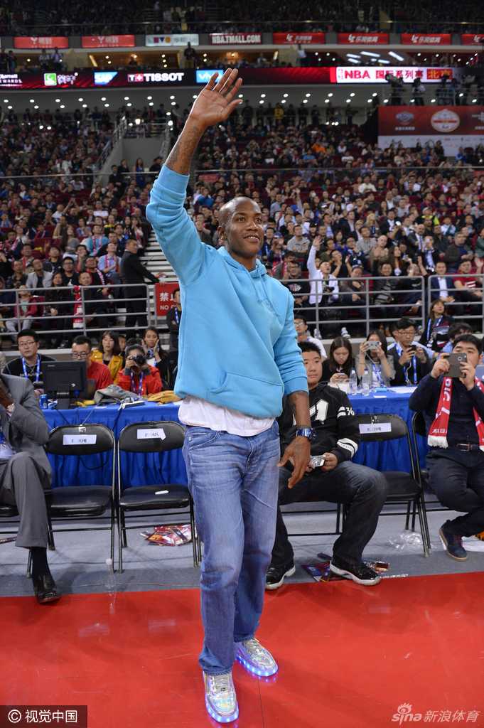 在人声鼎沸的五棵松体育馆内，马布里安静地坐在座位上，面带微笑，仿佛一位慈祥的长者正在欣赏一场由后辈们献上的精彩演出。