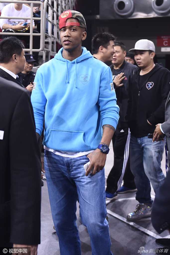 镜头拉近，马布里神情专注而沉静，眼神深邃似乎陷入了回忆，或许此刻他正回想起自己当年在NBA赛场征战的峥嵘岁月。