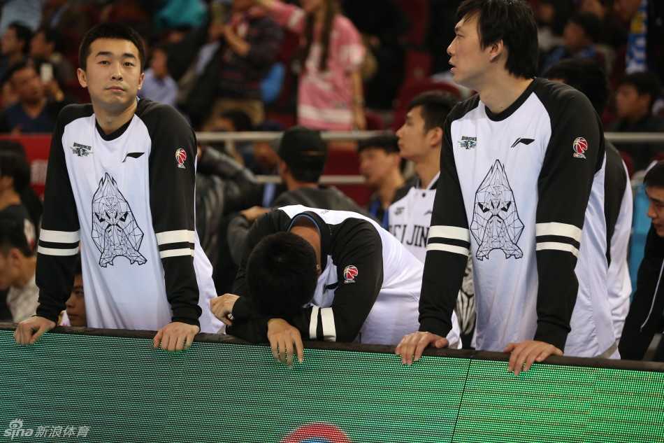 马布里犹如尖刀一般强行突破周琦的防守，虽然踉跄但依然将球送入篮筐，展现不屈意志