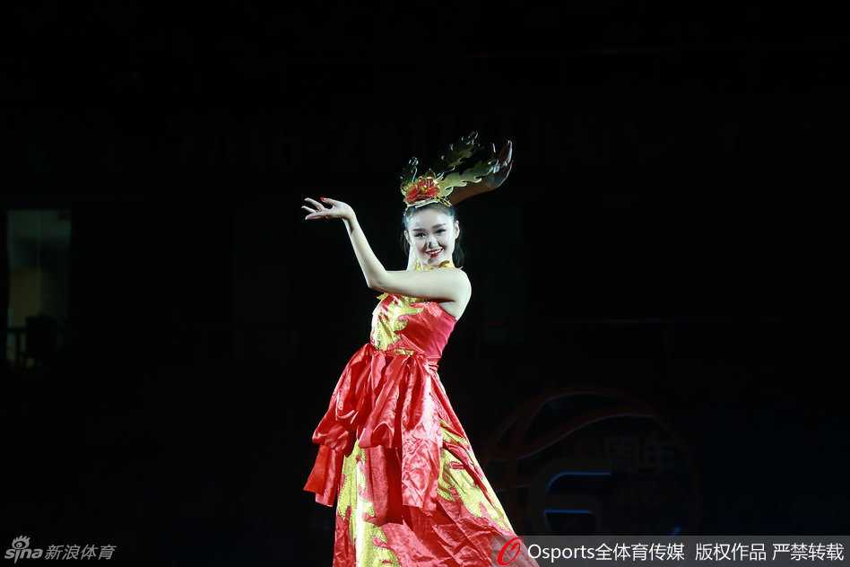 老将周宏华眼神坚毅，沉稳地控球推进，她是球场上掌控节奏的指挥官，用经验引导着球队的进攻。