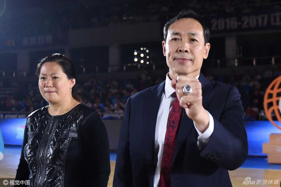 许利民指导满脸骄傲地向全场展示手中的总冠军钻戒，这枚戒指凝聚着全队上赛季的拼搏与智慧。