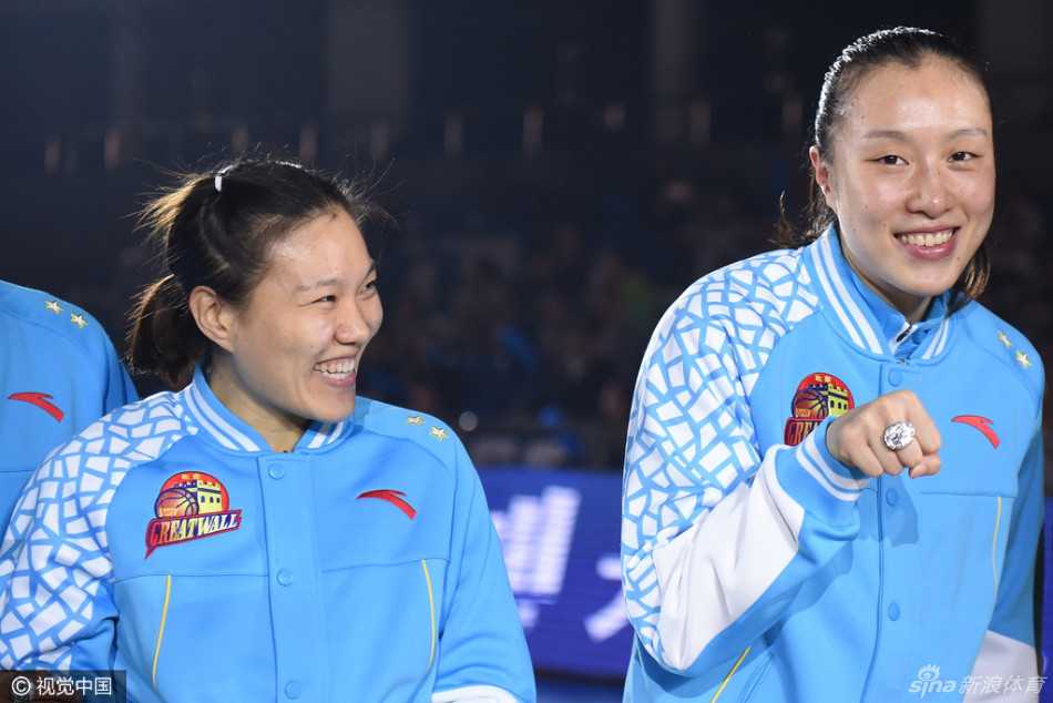 邵婷在领奖台上变身搞怪达人，俏皮的表情与场上冷静杀手的形象形成可爱反差，尽显队内融洽氛围。