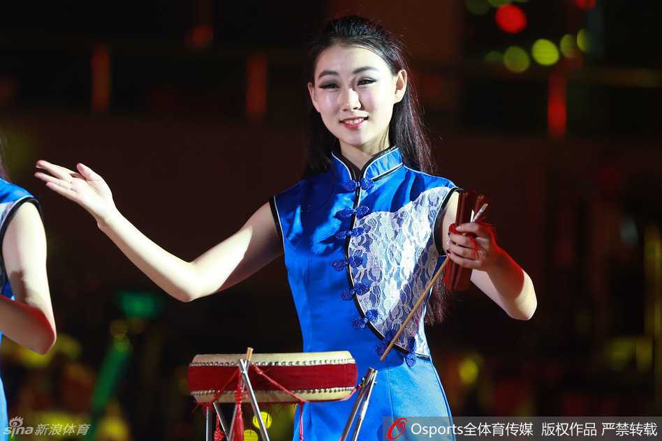 辽宁队外援邦尼陷入北京队多人包夹的钢铁防线中，她奋力拼抢，试图在严密防守下找到突破口。