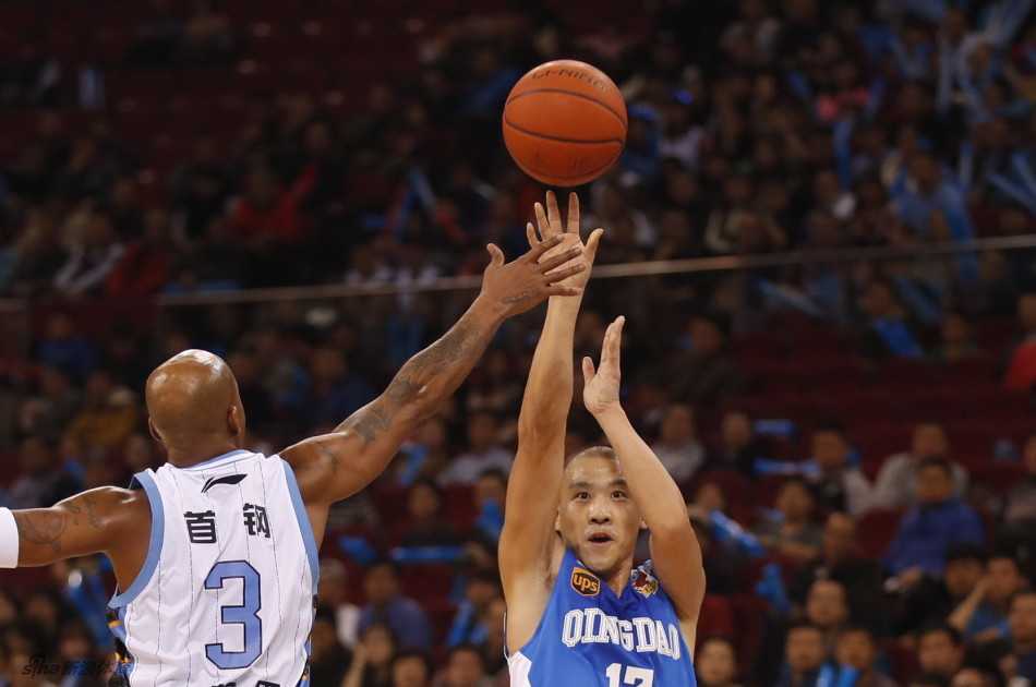 马布里如脚踏风火轮般持球杀入敌阵，他不看人传球的假动作，总能骗过整条防线。