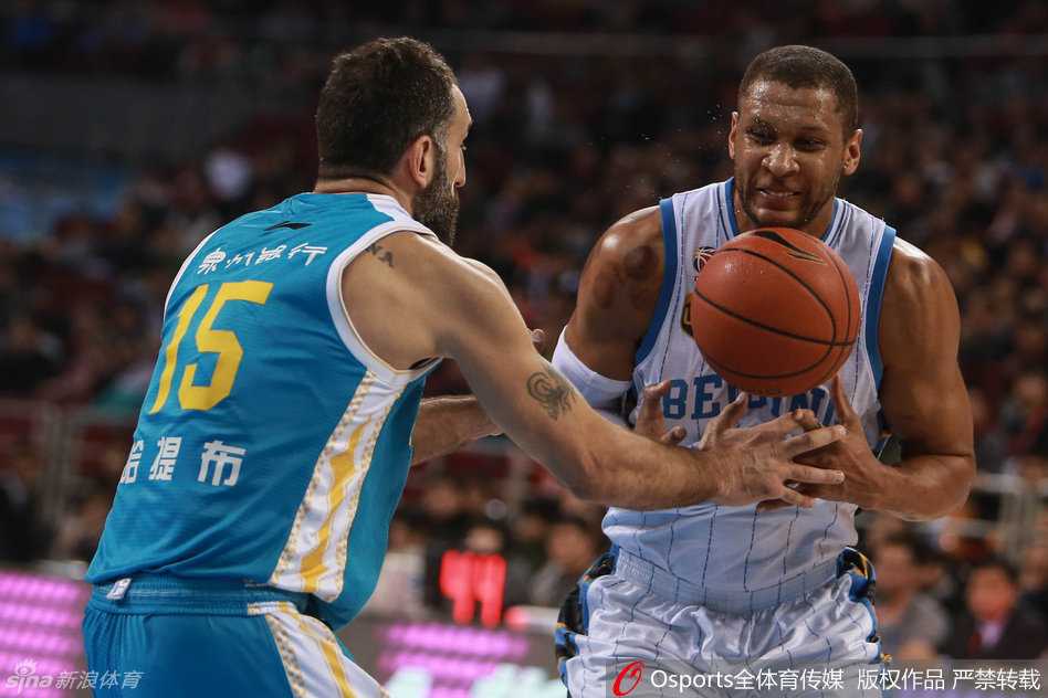 莫里斯眼神坚定，高高跃起准备出手投篮，在他身旁是哈提布奋力拼抢的身影，这瞬间的攻防对决写满了故事。