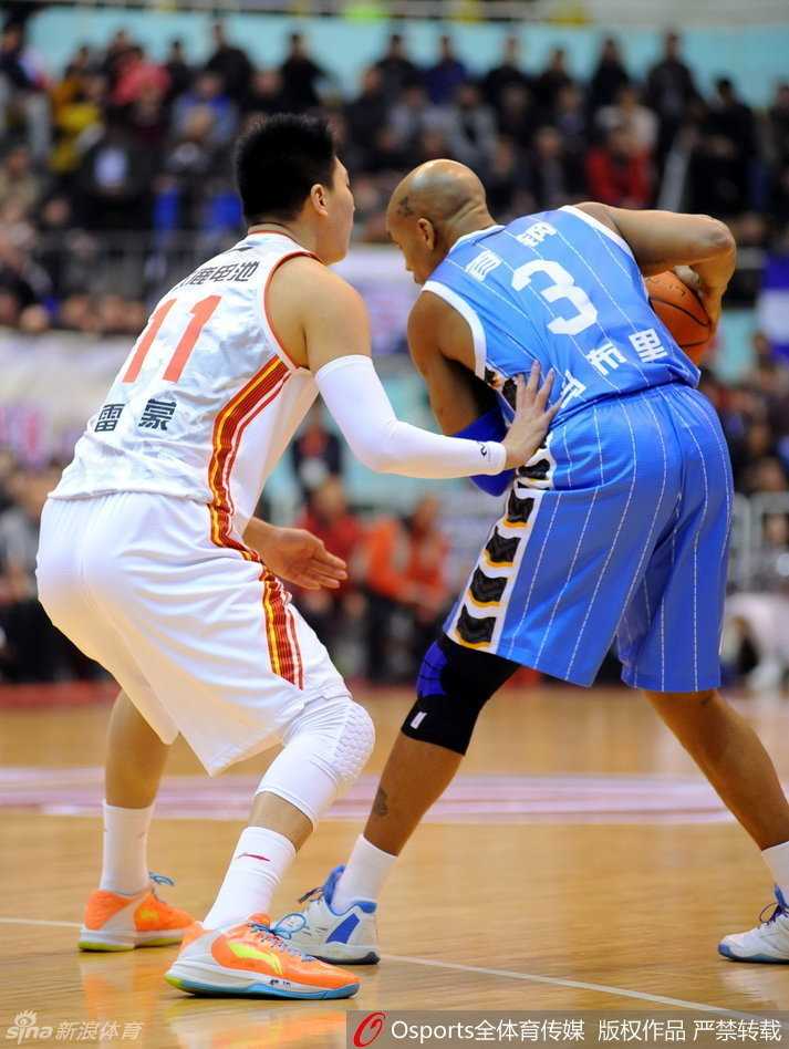 马布里强势突破防线，如利刃般撕裂八一队的防守，展现出领袖的霸气。