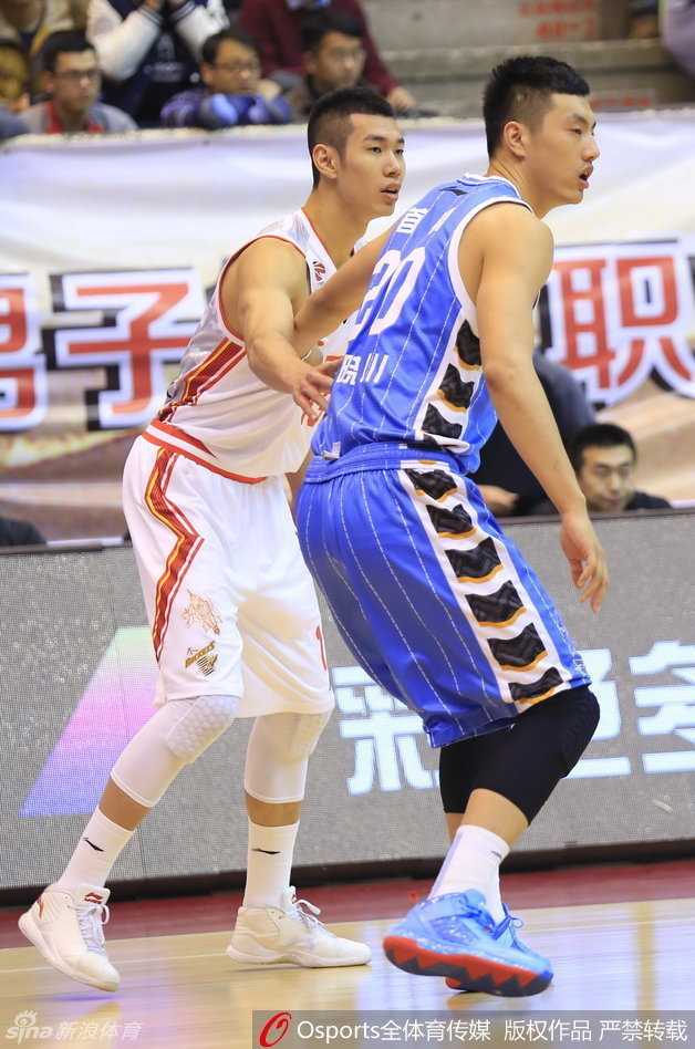 场边一位长发美女球迷为北京队的精彩表现鼓掌，神情投入，成为赛场边的靓丽焦点。