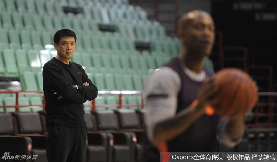 闵鹿蕾双手抱在胸前站立在场边，表情严肃地注视着场内弟子们的一举一动，眼神中透露出对细节的严苛要求