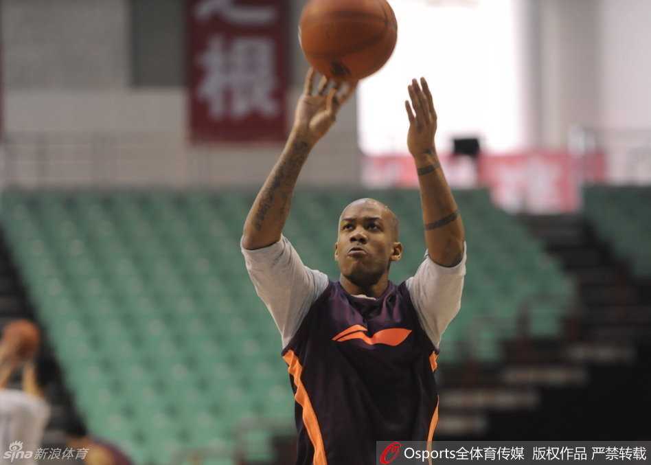 老马赤裸上身露出精壮肌肉，双手持球眼神专注，虽然已近不惑之年但夏训储备的体能让他对新赛季充满信心