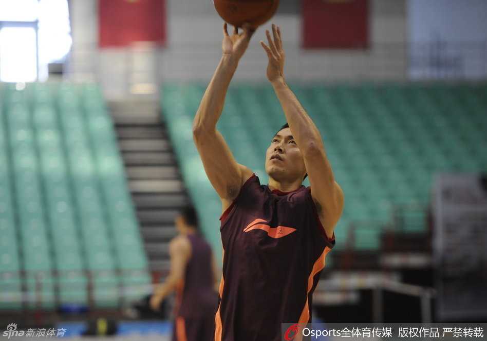 翟晓川在底角接球后坚决出手跳投，眼神紧盯着篮筐，训练中他努力找回受伤前的运动能力和投篮准星