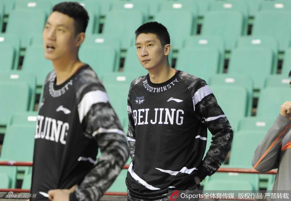 主教练闵鹿蕾双手抱在胸前，神情专注地站在场边督战，他的眼神中透露出对这支铁军的无限期待与严格的要求。