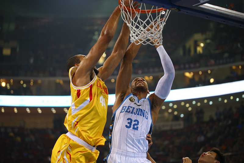 莫里斯在篮下与杰罗姆-乔丹展开激烈肉搏，肌肉的碰撞声中彰显着内线悍将的强硬与决心。